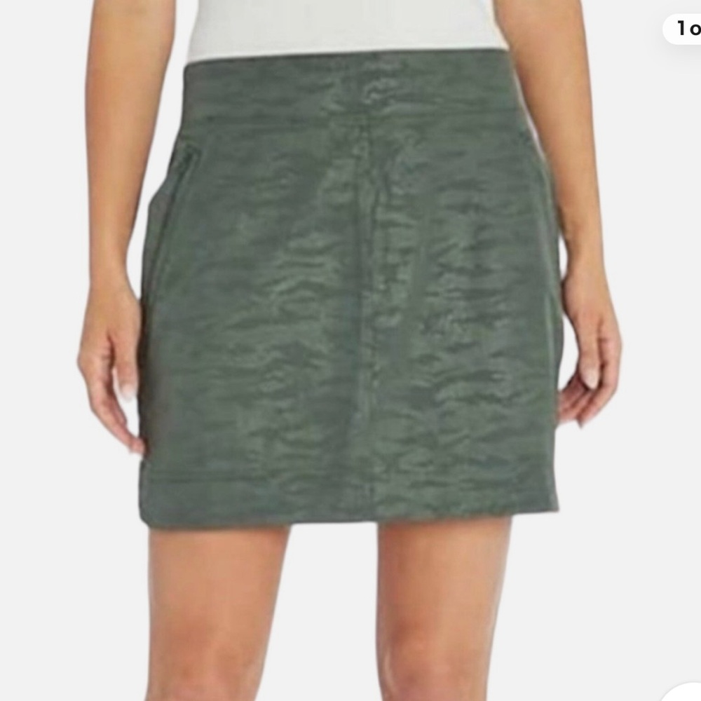 Orvis Green Camo Embossed Print Active Performance Skort Woman’s Large